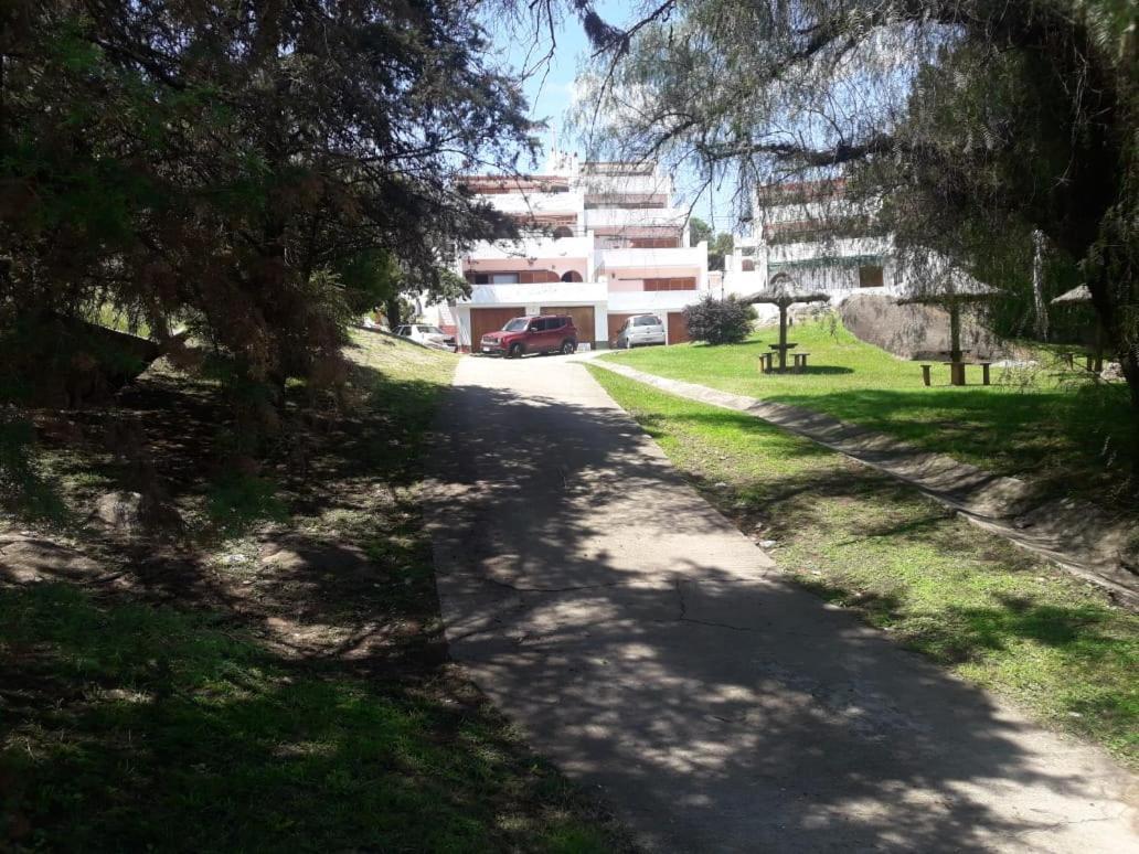 Departamentos Carlos Paz Bajada Al Lago ヴィラ・カルロス・パス エクステリア 写真